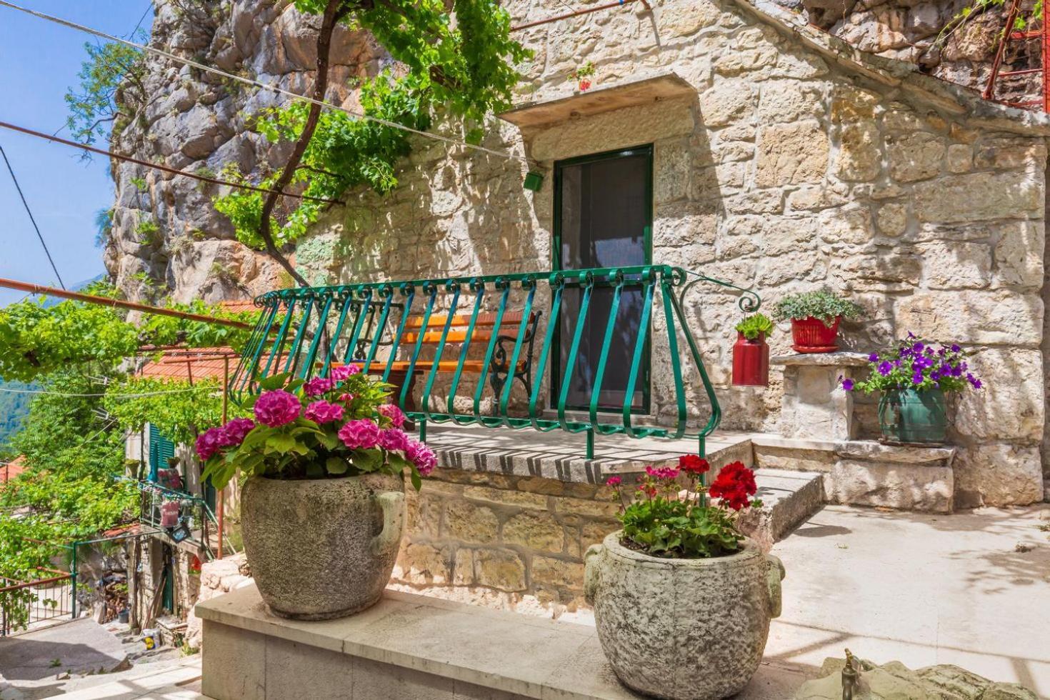 Вилла Mini Stone House Омиш Экстерьер фото